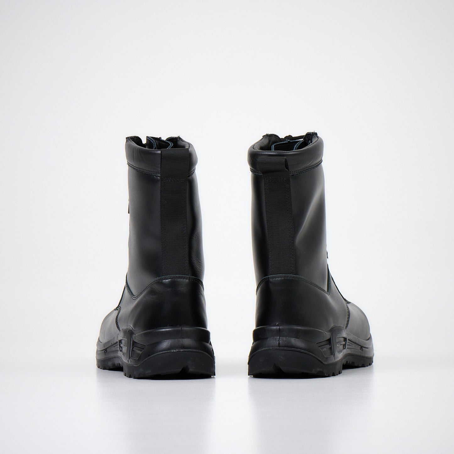 Waterproof black leather combat boots with a durable construction, Samelin brand, ideal for winter safety.