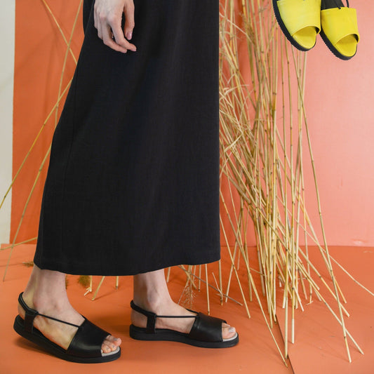 Black handmade leather sandals from TOKU, featuring a comfortable, ergonomic design for casual wear.