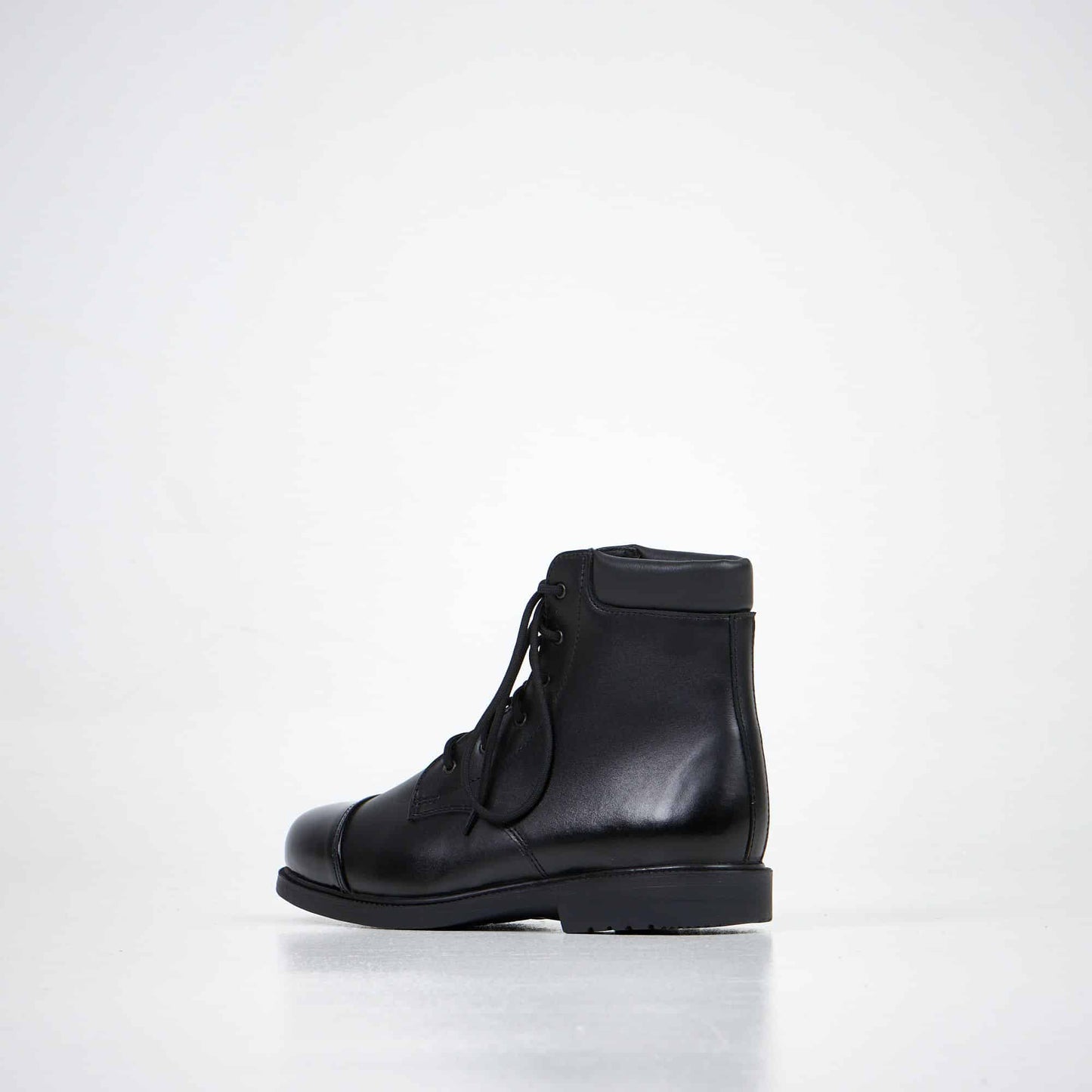 Black leather ankle boots with lace-up front and anatomical insole by Samelin, unisex NATO standard.