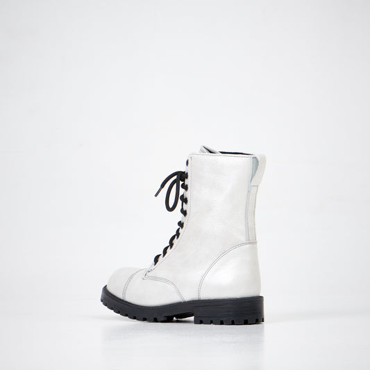 White leather military boots with water-repellent PU sole and lace-up design by Samelin.