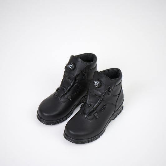 Black waterproof boots with winch fastening, available in sizes 41, 42, and 43 by Samelin.
