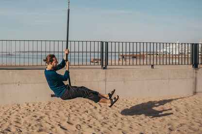 Black leather men's sandals with adjustable buckle, anatomical support, by Omaking. Ideal for casual outdoor wear.