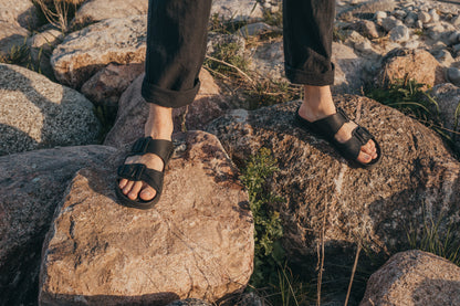 Black leather men's sandals with adjustable buckle straps and anatomical support by Omaking.