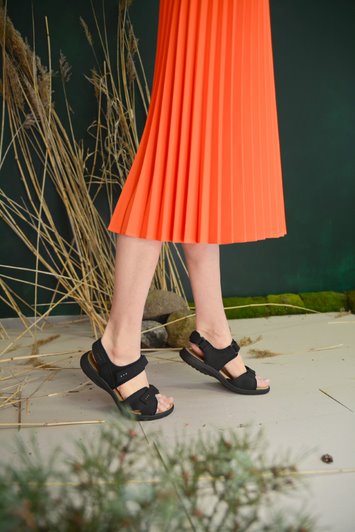 Lightweight black leather women's sandals with adjustable width and arch support by Omaking.