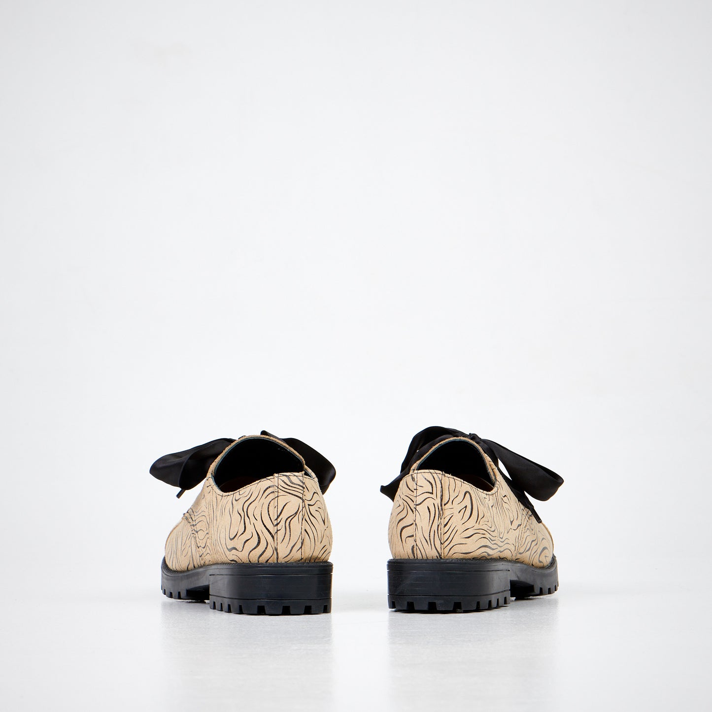Beige zebra print lace-up shoes with black bows, available in sizes 36, 37, and 38 from Samelin.
