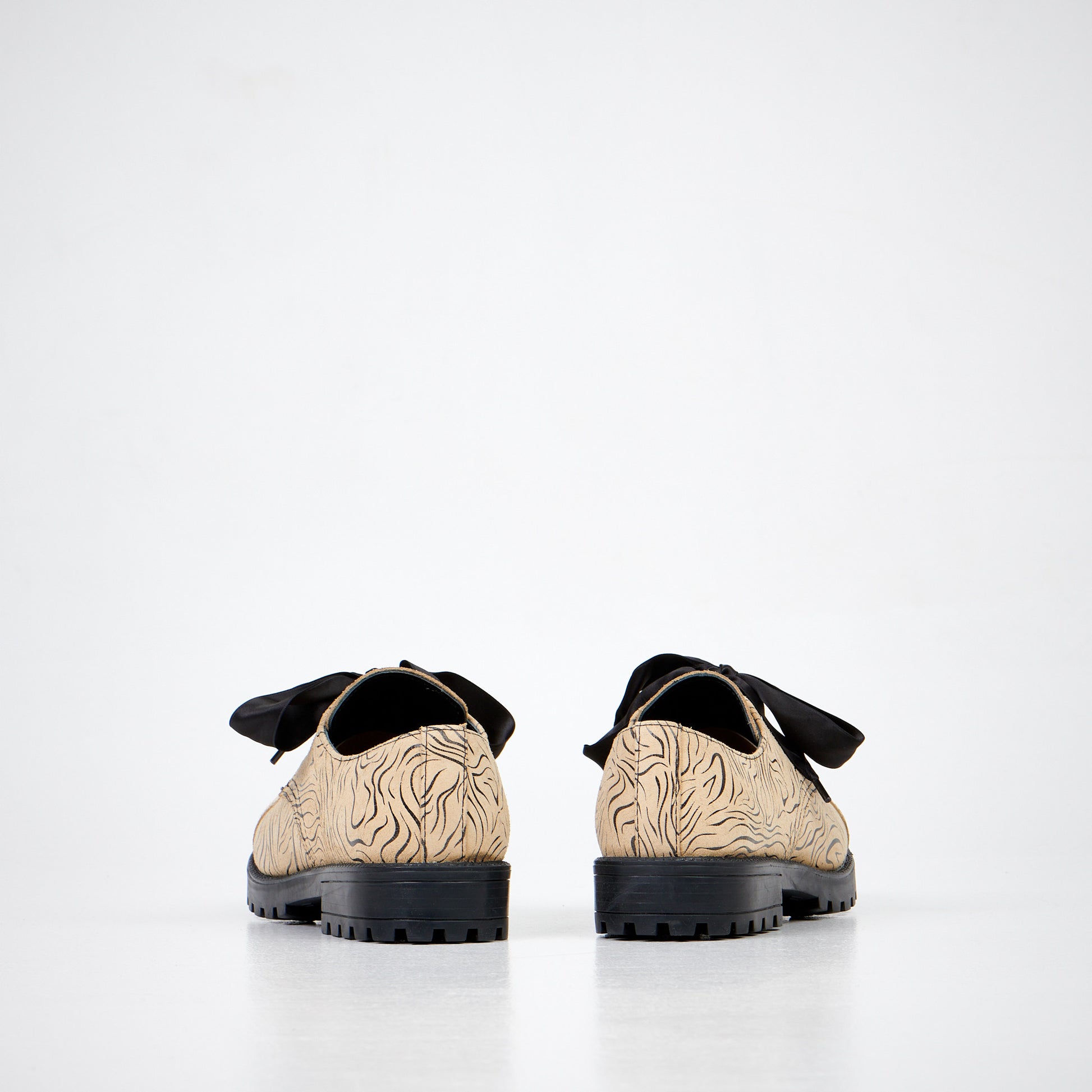 Beige zebra print lace-up shoes with black bows, available in sizes 36, 37, and 38 from Samelin.