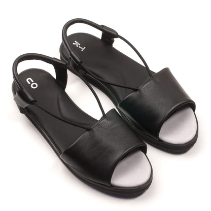 Black handmade leather sandals from TOKU, featuring an open toe and ergonomic design for comfort.