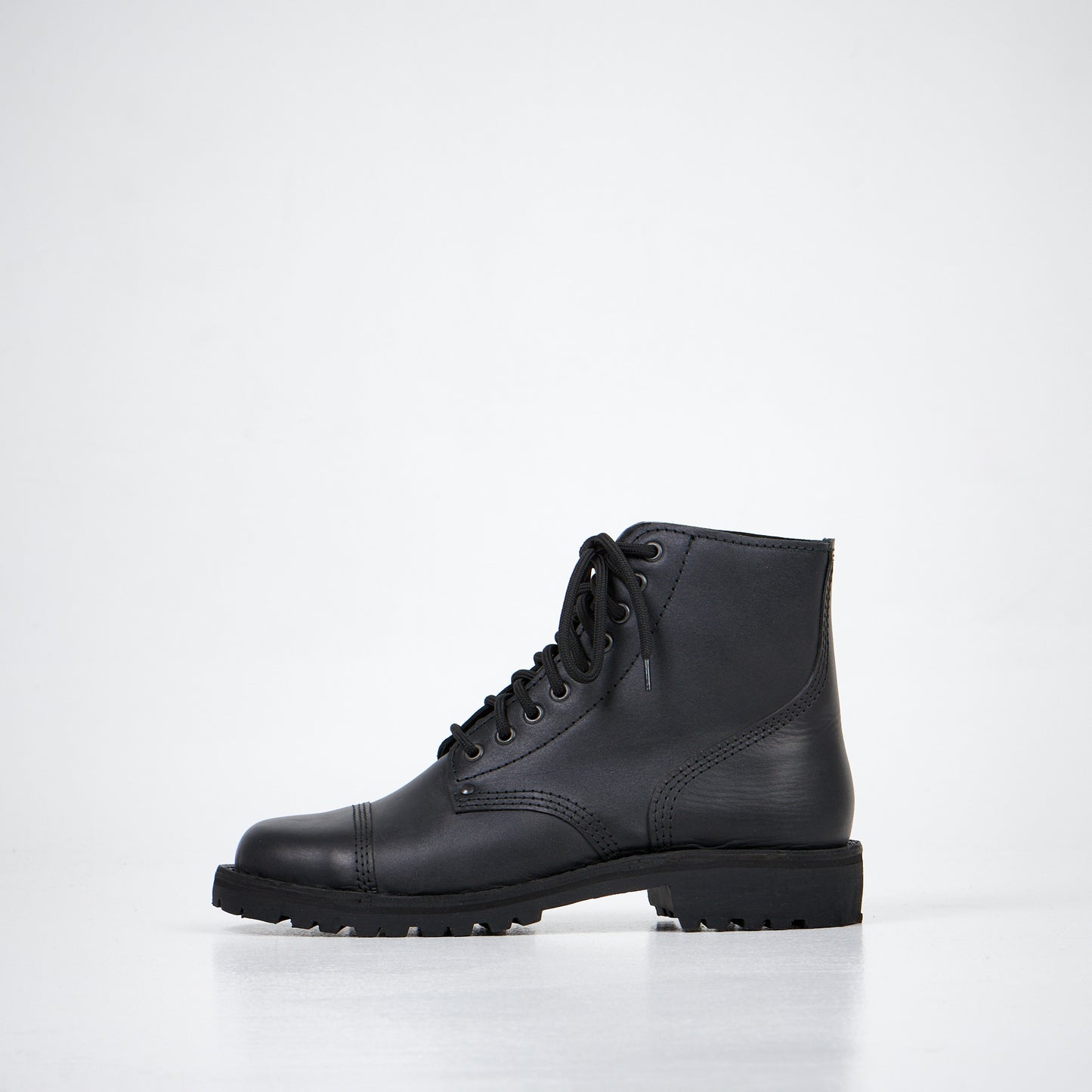 Black leather lace-up ankle boots with rugged sole, AIPI A-PS-2, available in sizes 40, 41, 42.