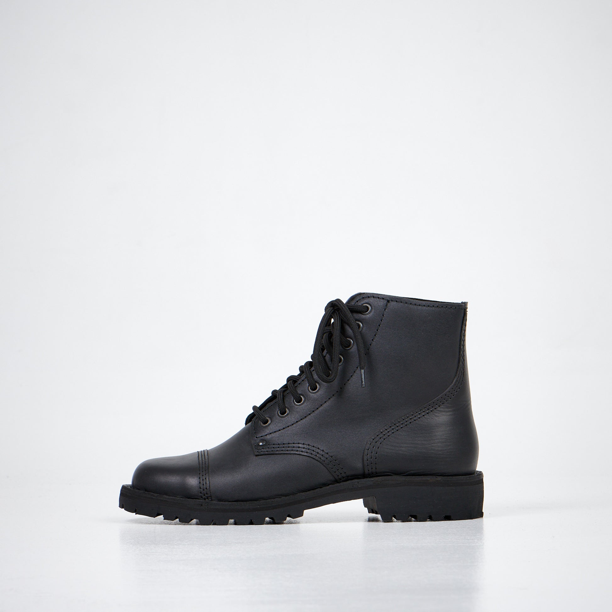 Black leather lace-up ankle boots with rugged sole, AIPI A-PS-2, available in sizes 40, 41, 42.