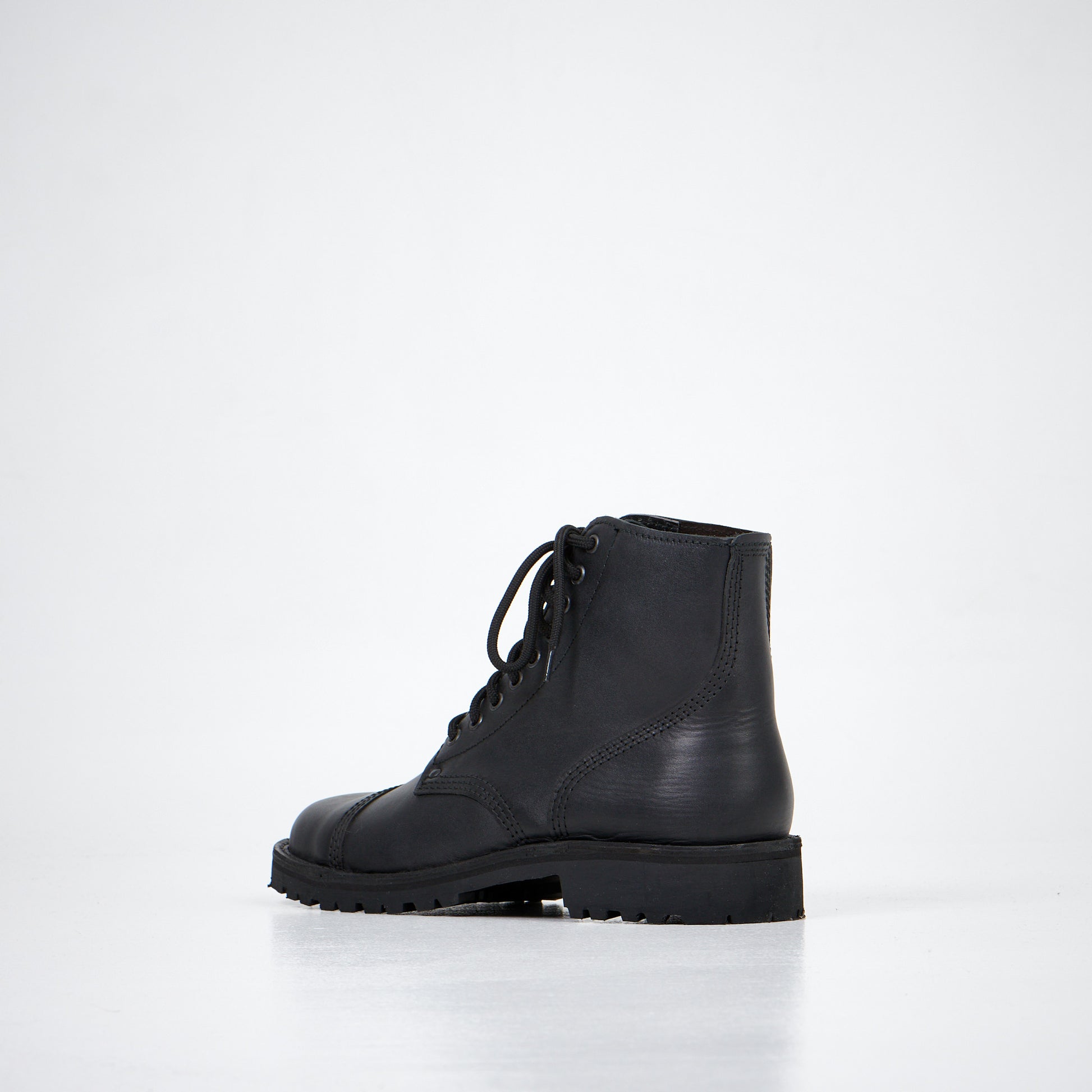 Black leather lace-up ankle boots with rugged sole, AIPI A-PS-2 model. Available in sizes 40, 41, and 42.