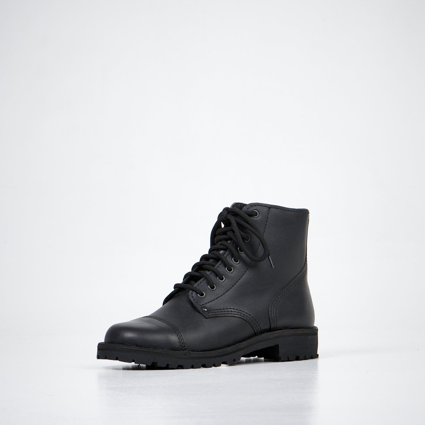 Black leather ankle boots with laces, rugged sole, available in sizes 40, 41, and 42 from AIPI.