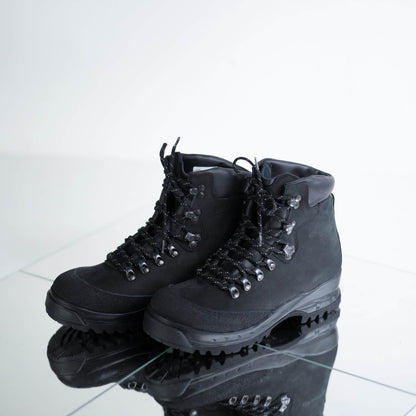 Waterproof black Nubuck leather hiking boots with Vibram sole and antibacterial insole by Samelin.