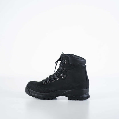 Waterproof black Nubuck leather hiking boots with Vibram sole, featuring antibacterial insole, by Samelin.
