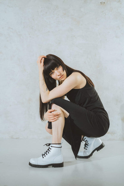 White water-repellent leather ankle aviator boots with lace-up detail by Samelin.