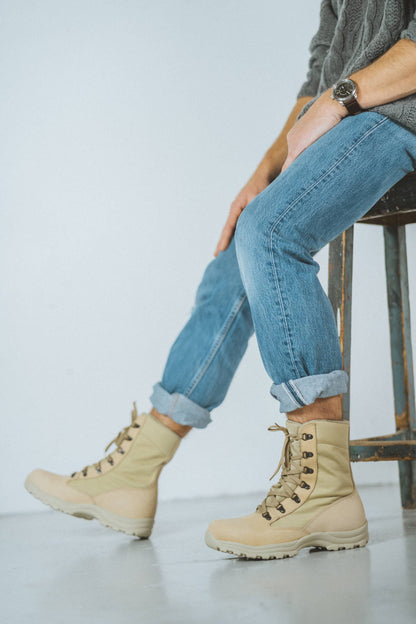 Beige military desert boots made of water-repellent nubuck leather with laces, by Samelin.
