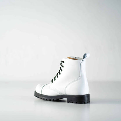 White water-repellent leather ankle boots with black laces and a durable sole by Samelin.
