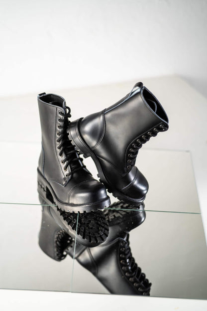 Black leather combat boots by Samelin with anatomical insole and antibacterial features, suitable for all seasons.