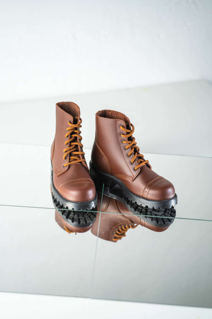 Brown water-repellent leather aviator boots with antibacterial insoles by Samelin.