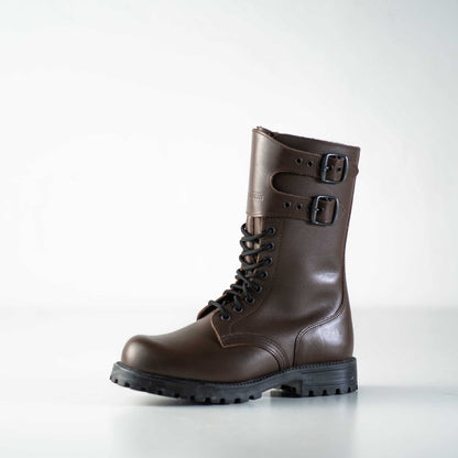 Water-repellent dark brown leather military boots with anatomical insole and antibacterial features by Samelin.