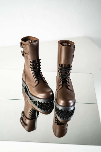 Water-repellent dark brown leather military boots with lace-up design and anatomical insole by Samelin.