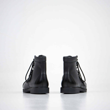 Black leather unisex ankle boots with anatomical insole and antibacterial features by Samelin.