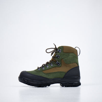 Green and olive waterproof nubuck leather hiking boots with adjustable lacing and antibacterial features by Samelin.