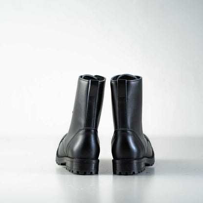 Black leather combat boots with anatomical insole, unisex design, by Samelin, NATO standard, suitable for all seasons.
