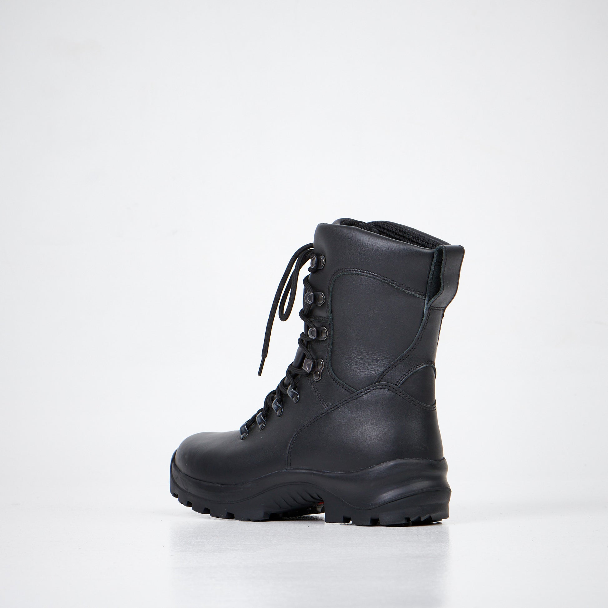 Black waterproof combat boots 736 by Samelin with lace-up front and sturdy soles, available in sizes 38, 39, and 40.