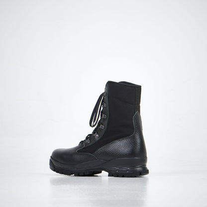 Black military desert boots made of water-repellent nubuck leather with lace-up design by Samelin. Size options: 36-38.