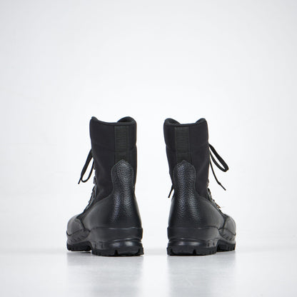 Black water-repellent nubuck leather military desert boots with lace-up closure and antibacterial insole by Samelin.