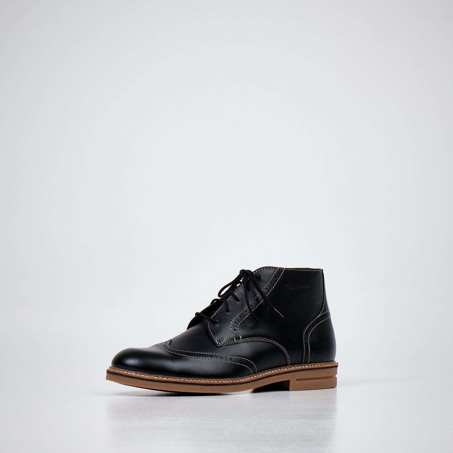 Black leather ankle boots with lace-up closure and contrasting tan sole, available in sizes 39, 40, and 41.