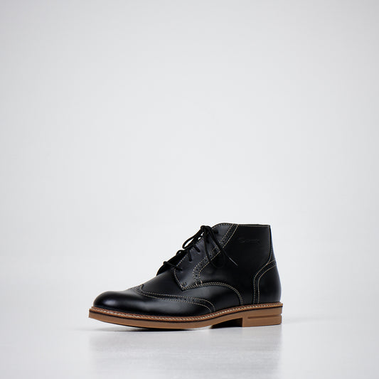 Black leather ankle boots with lace-up closure and contrasting tan sole, available in sizes 39, 40, and 41.